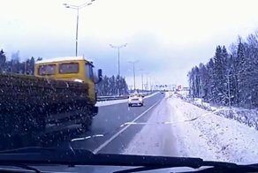 В Перми грузовик протаранил такси, которое ехало задним