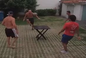 Бразильские приятели играют в игру, состоящую из элементов футбола и настольного тенниса