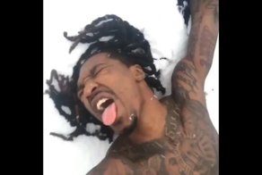 Темнокожий житель США радуется выпавшему снегу