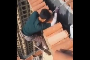 Бесстрашный китайский рабочий игнорирует технику безопасности на большой высоте
