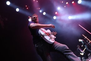 Вокалист группы Queens of the Stone Age  ударил девушку ногой в лицо