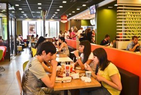 Попрошайки-школьники в МакДональдсе. Прилично одетые. Не просят, а требуют уже