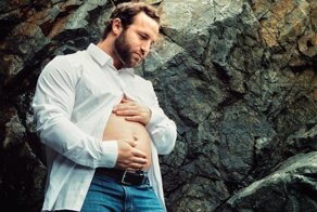 Спортсмен снялся в беременном фотосете вместо своей девушки