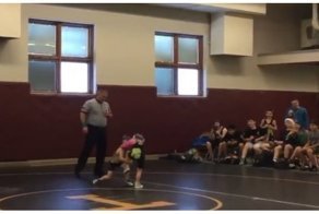 Эй ты, не трогай мою сестру! Храбрый малыш заступился за свою родственницу на школьных соревнованиях