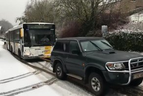 Ниссан затягивает автобус в горочку, во время снегопада в Бельгии