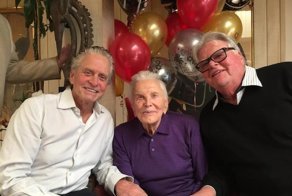 Легенда голливудского кино Кирк Дуглас отметил 101-летие