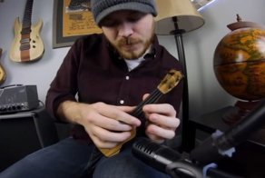 Музыкант играет на гитаре стоимостью $1