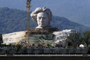 В Китае построили огромную голову Мао к 116 дню рождения вождя