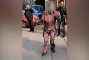 Китайский рабочий почти сгорел заживо, когда решил вернуться на горящую фабрику за своим телефоном