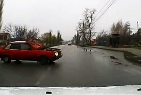 Авария дня. "Москвич" с открытым капотом