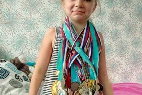 Родители с тремя детьми переехали из Казахстана в Челябинск, чтобы их 9-летняя дочь могла заниматься
