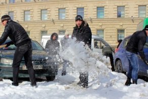 Внезапно: Улан-удэнцев штрафуют за уборку снега