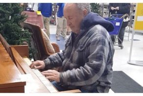Пожилой мужчина зашел в магазин и великолепно сыграл на пианино