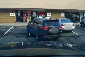 Плохой день у водителя. Две аварии за 15 секунд