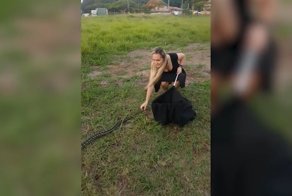 Девушка в платье и на каблуках поймала питона в Австралии