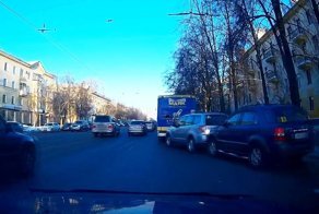 В Новосибирске эпилептик совершил массовое ДТП с припаркованными автомобилями