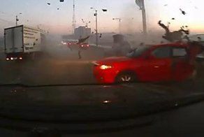Авария дня. Авария с пятью автомобилями на мосту в Омске