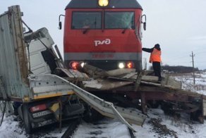 Авария дня.  В Чувашии на ж/д переезде поезд столкнулся с фурой