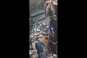 Огромная шестерня упала на рабочего