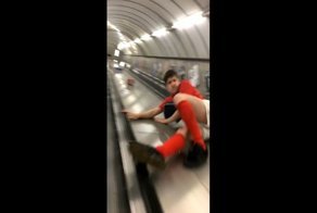 В яблочко! Странный, но эффектный способ спуска по эскалатору