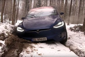 Перетягивание каната: Tesla Model X против Land Cruiser Prado и Hummer H2