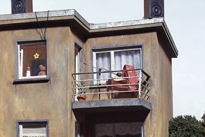 Немецкий фотограф создает миниатюрные сцены, высмеивающие современное общество