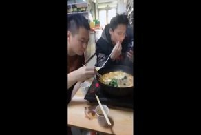 Китаец подшутил над залипающем в телефоне другом 