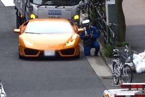 В Японии полицейский на велосипеде догнал и оштрафовал нарушителя на Lamborghini