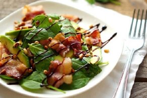 Салат с авокадо и беконом