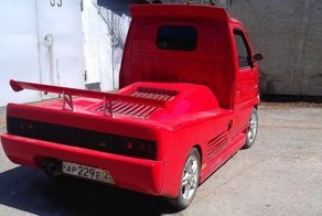 В Хабаровском крае автомобилист переделал свой мини-грузовичок в Ferrari