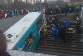 В Москве пассажирский автобус въехал в подземный переход. Есть жертвы