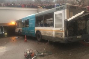 Автобус протаранил людей и упал в подземный переход в Москве
