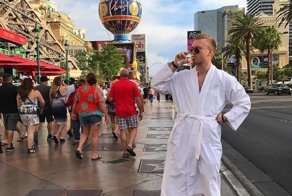 Зачем многие люди выставляют свою жизнь напоказ?