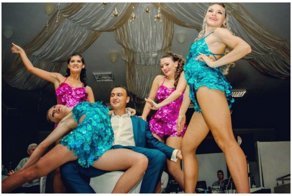 В чем разница между тамадой и идиотским клоуном