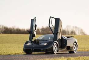 В январе на аукцион выставят редкий Bugatti EB110 GT