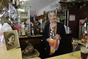 Никаких фруктов и молока: 100-летняя барменша из Франции раскрыла секреты долгой жизни