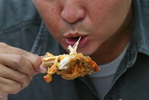 Отобрала еду у бомжа из добрых побуждений