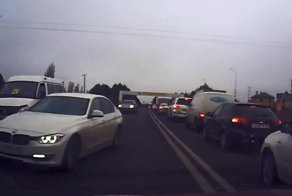 Повезло дураку: вылетел на встречную полосу