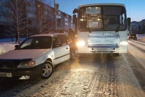 В Ангарске таксист подставил свой автомобиль под автобус, чтобы спасти мальчика, зажатого в дверях