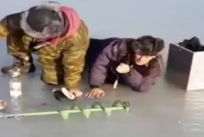 Нарыбачились! Пьяные мужики не могут встать на лед на зимней рыбалке