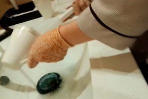 Скрытая камера показала, как горничные моют посуду унитазными ершиками