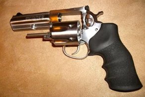 Из какого оружия убивали знаменитостей?