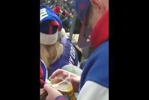 Пьяный болельщик пытается выпить исчезнувшее у него из рук пиво