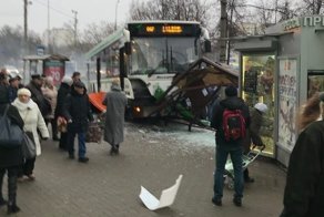 Появилось видео с протаранившим остановку автобусом