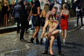 Хорошо погуляли: Новый год на улицах Великобритании