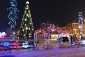 В Южно-Сахалинске спешно заменили сгоревшую елку новой