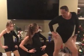 Папа может: любящий отец станцевал с дочками и стал интернет-сенсацией