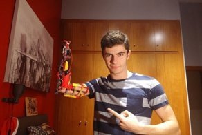 18-летний парень создал себе функциональный протез из бывшего Lego-вертолёта