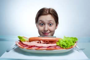 Ученые нашли новую опасность колбасы для женщин