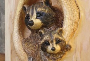 Художник делает скульптуры из поваленных деревьев